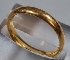 22ct gold wedding band. 4.4 g approx. Size M. (B.P. 21% + VAT)
