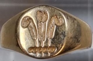 9ct gold signet ring with three feathers. 4g approx. Size M1/2. (B.P. 21% + VAT)