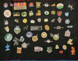 Collection of vintage and other badges, to include: enamel, Texaco, Welsh Spitfire, Lizard etc. (B.