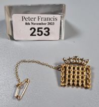 9ct gold House of Commons brooch. 6g approx. (B.P. 21% + VAT)
