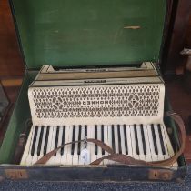 Vintage Hohner Verdi III piano accordion in original case. (B.P. 21% + VAT)