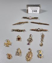 Collection of Victorian, Edwardian and other gold and similar items to include: brooches,