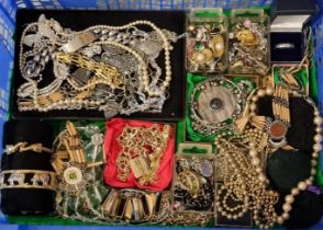 Collection of vintage and other jewellery to include: elephant bangles, Henley's gents ID