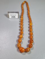 1930s butterscotch coloured Bakelite necklace. 36g approx. (B.P. 21% + VAT)