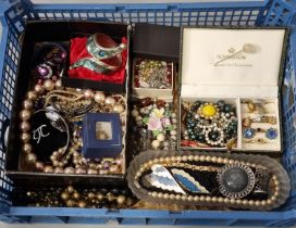 Collection of vintage and other jewellery to include: necklaces, dress rings, pearls, bangles,