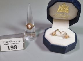 9ct gold cameo ring. 2.7 g approx. Size L. Together with pair of matching 9ct gold cameo earrings.