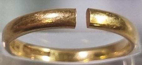 22ct gold wedding band. 3.7g approx. (B.P. 21% + VAT) There is a split in the ring.