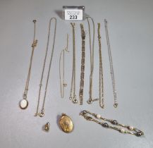 Collection of 9ct gold items to include: small bracelet with pearls, Greek Key design bracelet, fine