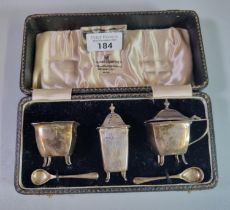 Cased silver condiment set with blue glass liners. 2.45 troy oz approx. (B.P. 21% + VAT)