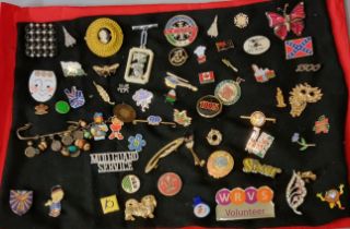 Collection vintage brooches and pin badges to include: Mod Guard Service, WRVS Volunteer, animals,