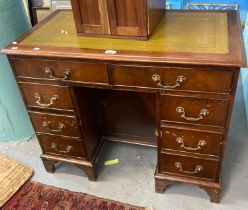 Reproduction walnut leather top kneehole desk in 18th century style. 90x49x75cm approx. (B.P.