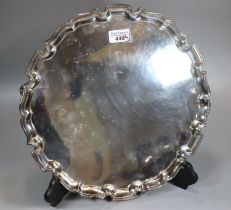 20th century silver piecrust salver standing on four large scroll feet, London 1947. 44 troy oz