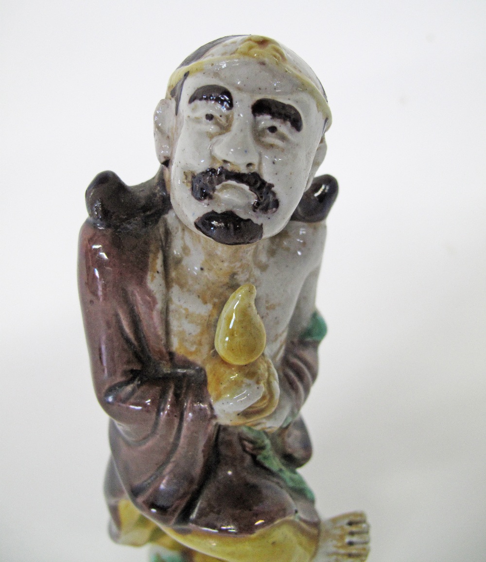 A Chinese sancai glazed porcelain figure of a sage - Image 7 of 7