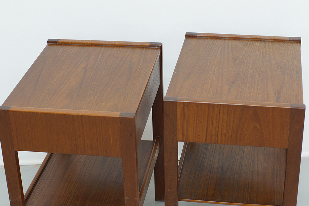 A pair of teak bedside tables - Image 3 of 3