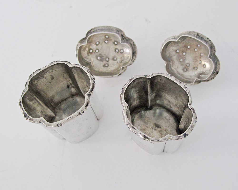 A pair of Chinese silver salt shakers and a pair of silver bud vases - Image 5 of 6