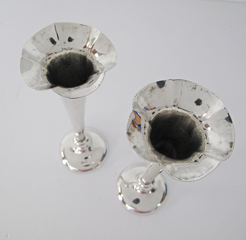 A pair of Chinese silver salt shakers and a pair of silver bud vases - Image 2 of 6