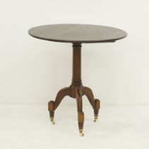 A round oak pedestal table