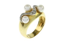 Ring 7.45g 750/- Gelbgold und Weissgold mit Diamanten zus. ca. 0.07 ct. und Perlen. Ringgroesse ca. 