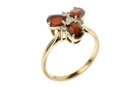 Ring 5.5g 585/- Gelbgold mit 4 Diamanten zus. ca. 0.25 ct. und Granaten. Ringgroesse ca. 65