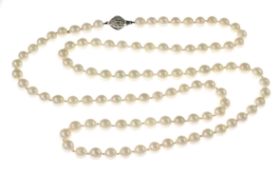 Perlenkette mit Verschluss 585/- Weissgold mit 4 Diamanten zus. ca. 0.04 ct.. Laenge ca. 78 cm