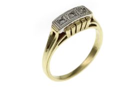 Ring 3.44g 585/- Gelbgold und Weissgold mit 3 Diamanten zus. ca. 0.06 ct.. Ringgroesse ca. 55