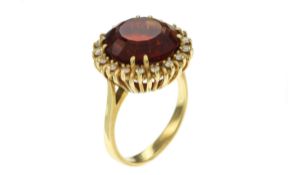 Ring 5.7g 585/- Gelbgold mit 23 Diamanten zus. ca. 0.23 ct. und Granat. Ringgroesse ca. 49