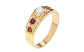 Ring 4.28g 585/- Gelbgold mit Rubinen und Opal. Ringgroesse ca. 55