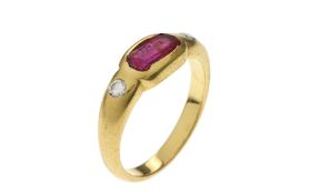 Ring 4.08g 750/- Gelbgold mit 2 Diamanten zus. ca. 0.10 ct. und Rubin. Ringgroesse ca. 50