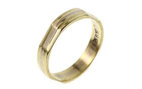 Ring 3.01g 585/- Gelbgold und Weissgold. Ringgroesse ca. 58. mit Gravur