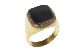 Ring 5.76g 333/- Gelbgold mit Onyxplatte. Ringgroesse ca. 62