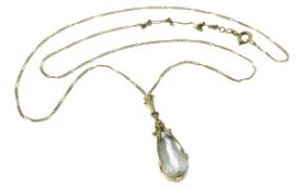 Kette mit Anhaenger 3.31g 585/- Gelbgold mit Farbstein. Laenge ca. 37 cm. Kette ist teils verknotet