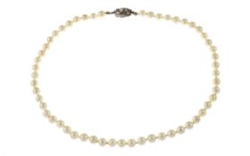 Perlenkette 31.38g mit Verschluss 585/- Gelbgold und Weissgold. Laenge ca. 45 cm