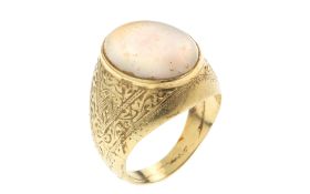 Ring 11.33g 750/- Gelbgold mit Opal. Ringgroesse ca. 57