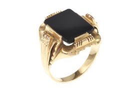 Ring 10.2g 585/- Gelbgold mit Onyx. Ringgroesse ca. 61