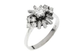 Ring 3.88g 750/- Weissgold mit Diamant ca. 0.50 ct. F/vs und 16 Diamanten zus. ca. 0.80 ct.. Ringgro