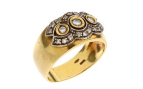 Ring 6.13g 750/- Gelbgold und Weissgold mit 21 Diamanten zus. ca. 0.30 ct.. Ringgroesse ca. 56