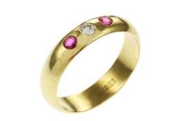 Ring 4.19g 585/- Gelbgold mit Diamant ca. 0.08 ct. und Rubinen. Ringgroesse ca. 57