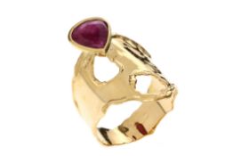 Ring 4.83g 750/- Gelbgold mit Rubin. Ringgroesse ca. 61