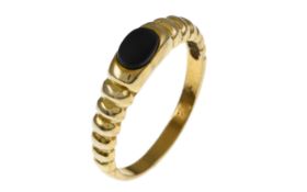 Ring 2.82g 333/- Gelbgold mit Onyx. Ringgroesse ca. 58