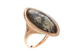 Ring 5.61g 333/- Rotgold mit Stein und Gravur. Ringgroesse ca. 53