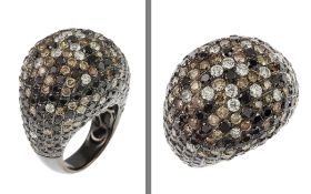 Ring 21.54 gr. 750/- Weissgold mit schwarzen. braunen und weissen Diamanten ca. 15.00 ct Ringgroesse