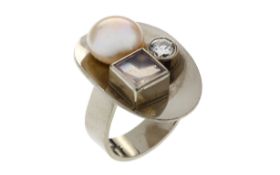 Ring 16.05g 750/- Weissgold mit Diamant ca. 0.50 ct. F/vs1. Bergkristall und Perle. Ringgroesse ca. 