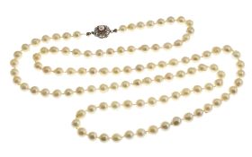 Perlenkette mit Goldverschluss 83.74g 750/- Weissgold