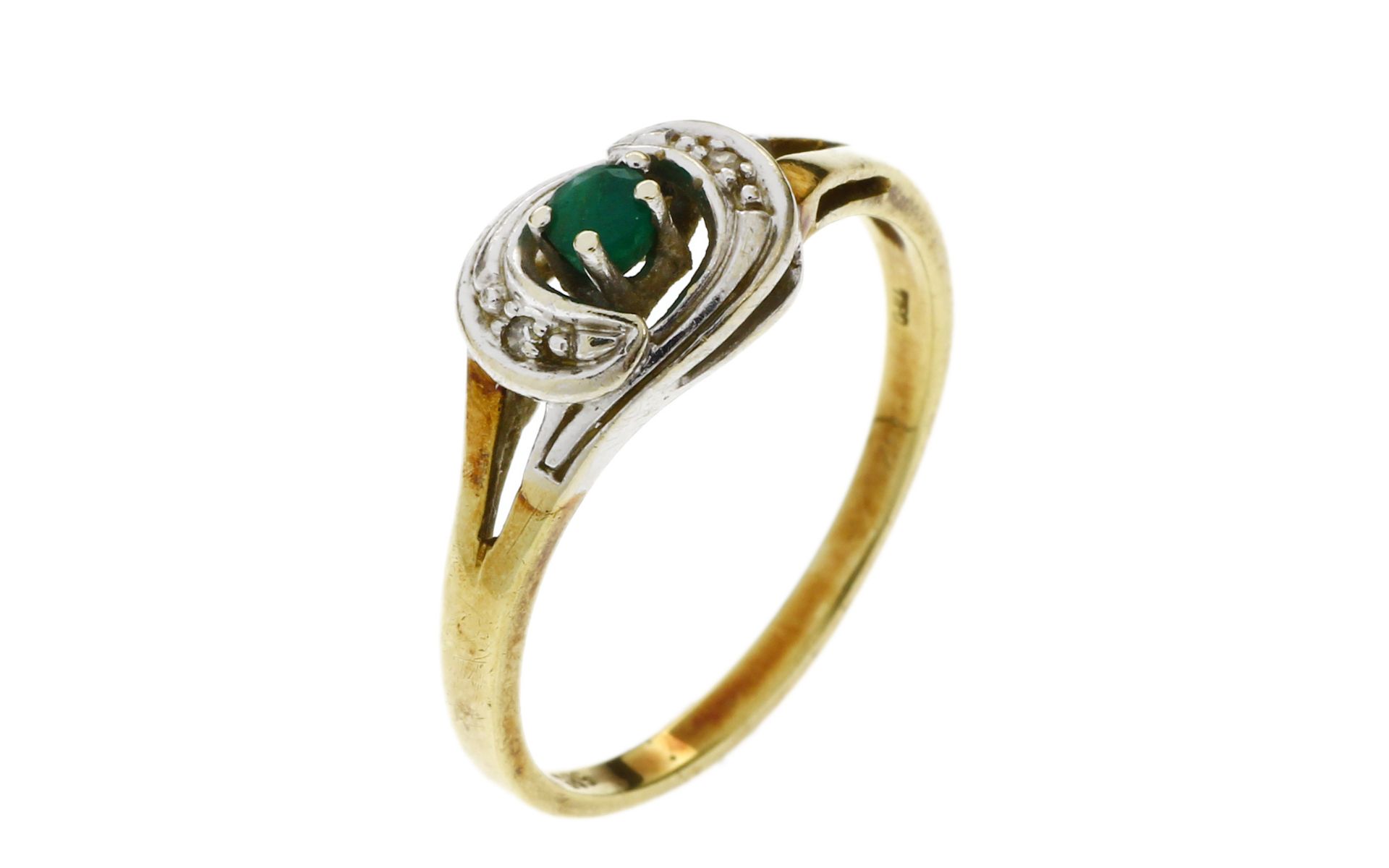 Ring 2.88g 585/- Gelbgold und Weissgold mit 2 Diamanten zus. ca. 0.03 ct. und Smaragd. Ringgroesse c