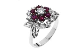 Ring 5.39g 585/- Weissgold mit 15 Diamanten zus. ca. 0.92 ct. und Rubinen. Ringgrousse ca. 55