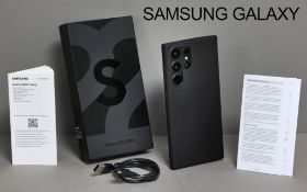 Samsung Galaxy S22 Ultra 256GB mit Ladekabel und Zubehour