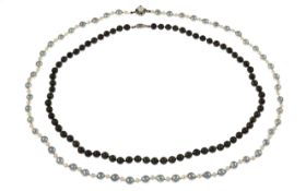 2 Perlenketten mit Verschluss 585/- Weissgold und 925/- Silber