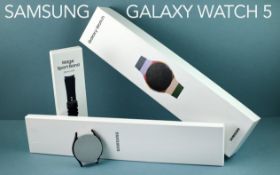 Samsung Galaxy Watch5 40mm mit Kautschukband und Zubehoer