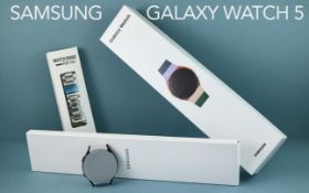 Samsung Galaxy Watch5 44mm mit Edelstahlband und Zubehoer
