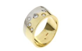 Ring 8.41g 585/- Gelbgold und Weissgold mit 7 Diamanten zus. ca. 0.25 ct.. Ringgroesse ca. 51